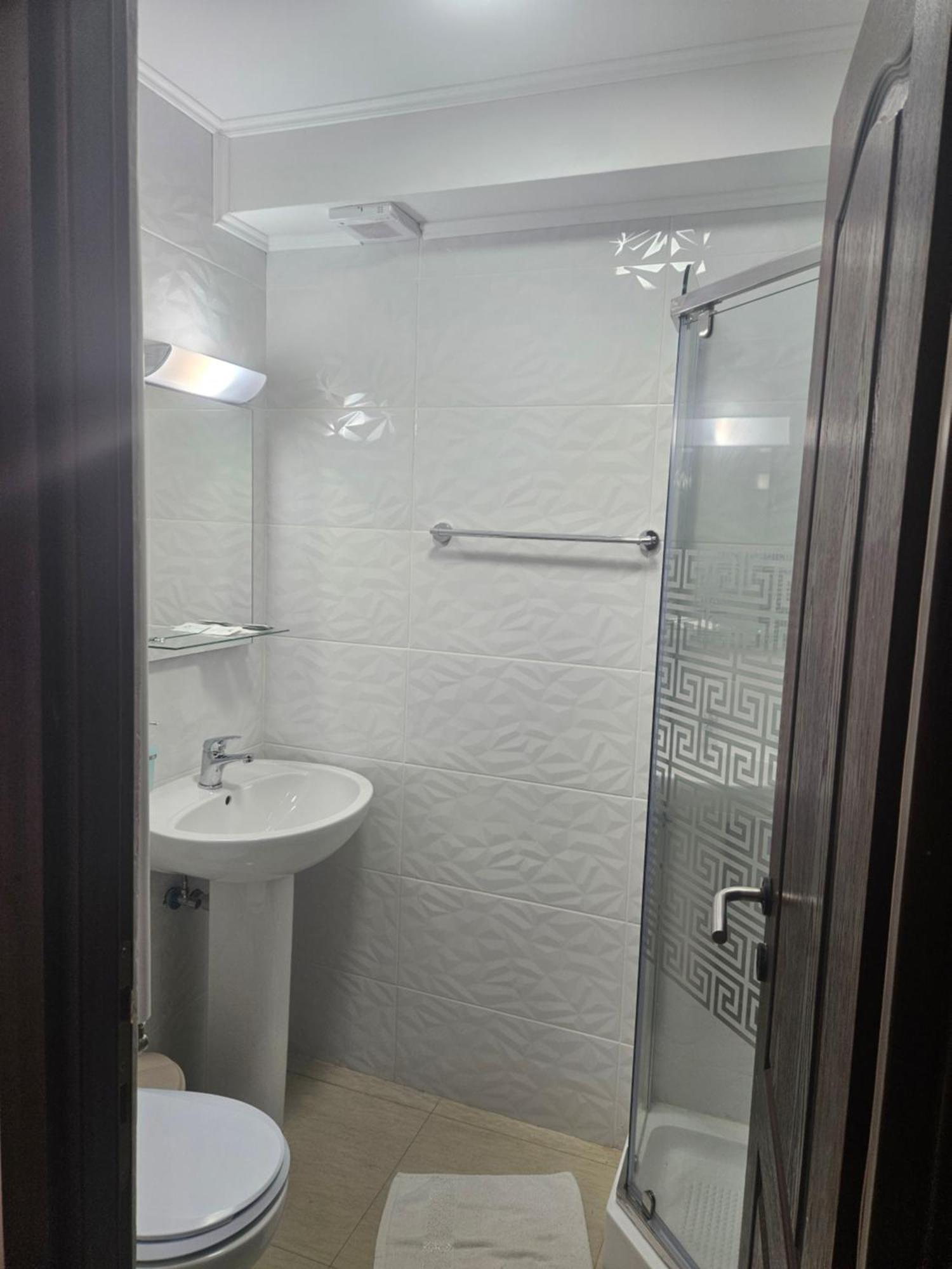 Hotel Marina 2 Бухарест Экстерьер фото